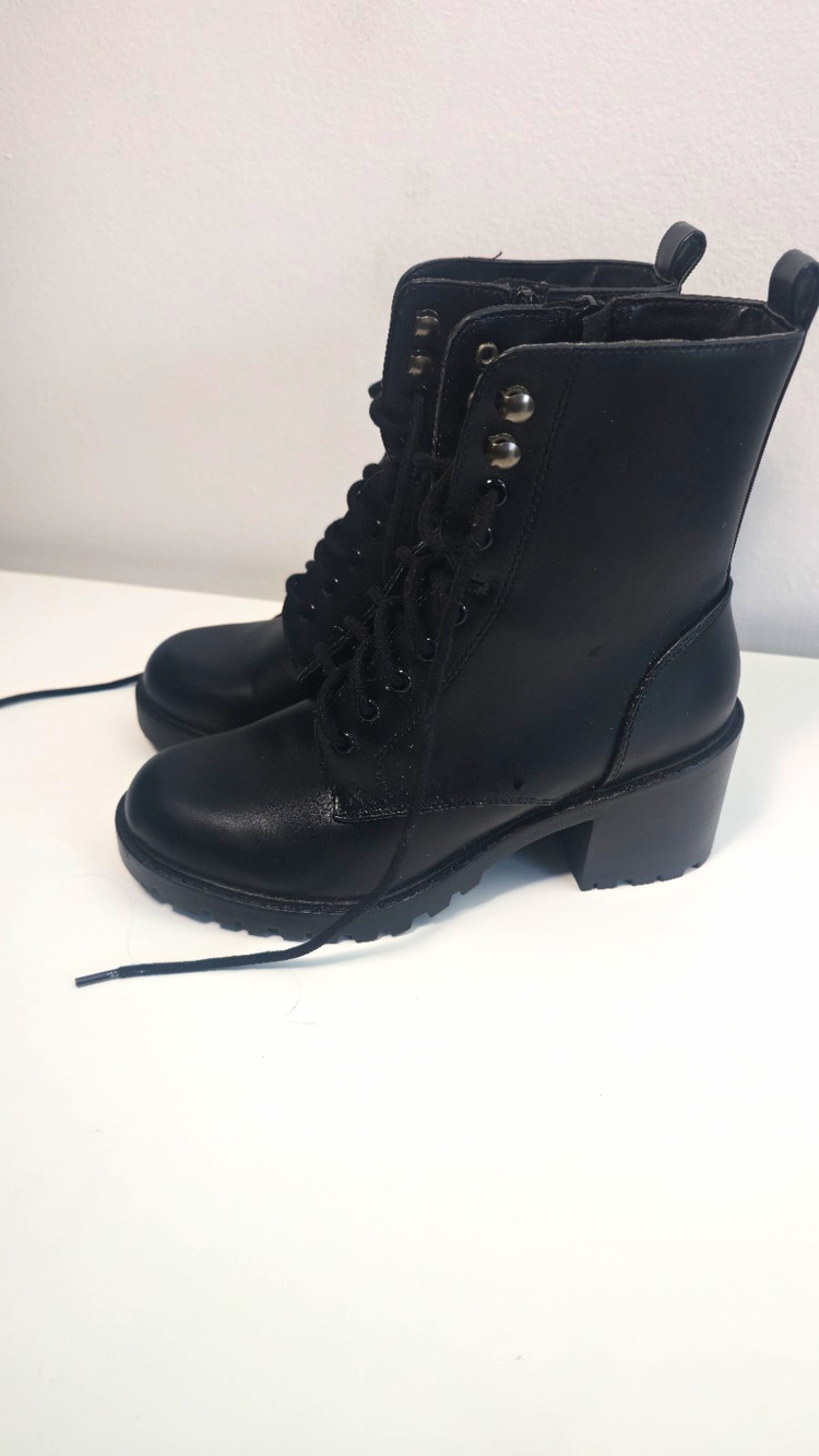 SODA Combat Ankle Boots Women's Size 7 Black Lace-Up Side Zipper Round Toe